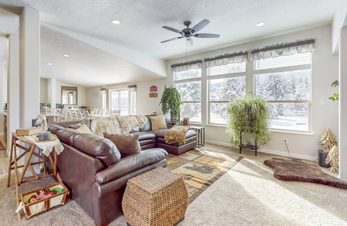 Donnelly House | Grand Manor - Near Tamarack and Lake Cascade - AC - Pet friendly - fenced yard - trailer parking