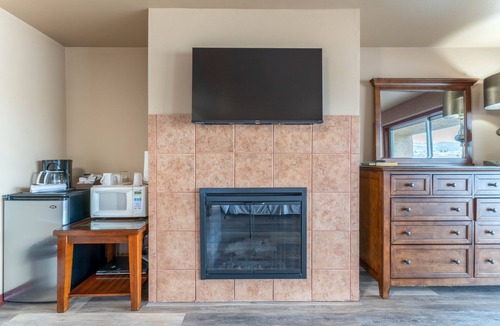 Chelan Condo | GrandView 201 Waterfront King Suite with lake view