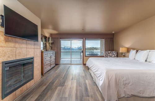 Chelan Condo | GrandView 201 Waterfront King Suite with lake view