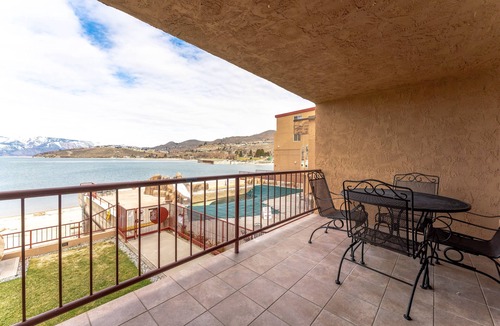 Chelan Condo | GrandView 201 Waterfront King Suite with lake view