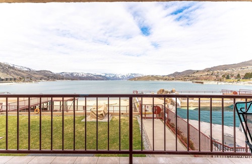 Chelan Condo | GrandView 201 Waterfront King Suite with lake view