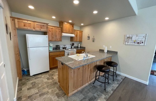 Grants Pass Apartment | Grants Pass Fully Furnished Private Duplex w/Yard