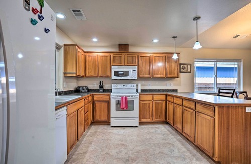 Grants Pass House | Grants Pass Home: 1 Mi to Downtown & Rogue River!