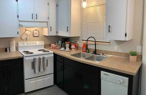 Puyallup Apartment | 😍GREAT LOCATION 2BD/1BTH UNIT W/PVT BACKYARD 😍