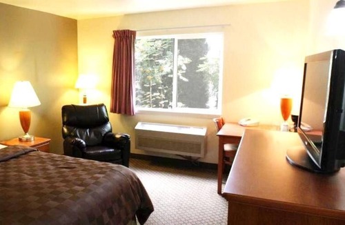Kellogg House | Great Location! Budget-friendly Property, Pets Allowed, Near Staff House Museum!
