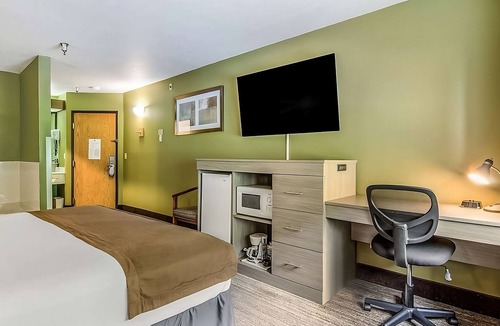 Poulsbo Hotel | Great Relaxing Overnight Stay at GuestHouse Poulsbo! Pets Allowed, Free Parking