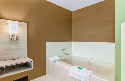Poulsbo Hotel | Great Relaxing Overnight Stay at GuestHouse Poulsbo! Pets Allowed, Free Parking