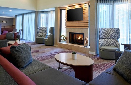 Eden Prairie Hotel | Great Value, Quality Stay! Pets Allowed with Fee, Indoor Swimming Pool!