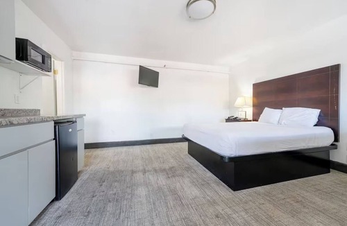 Hollywood District Hotel | Great-Value Room for Overnight Portland Stopovers