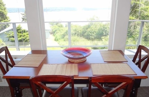 Greenbank House | Greenbank Getaway - Sunlit 2 Bedroom Retreat