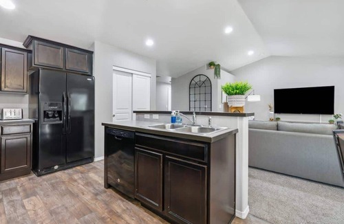 Nampa House | Greenbelt Retreat | Huge Private Yard | Near NNU & Downtown Nampa | Sleeps 10
