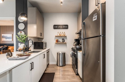 Boise Apartment | Greenbelt View| 2 King Beds, Hot Tub, Steps to BSU