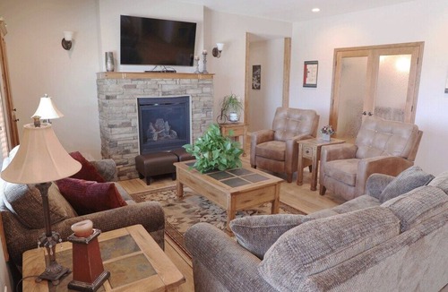 Heyburn House | Greystone Crossing Suite #5
