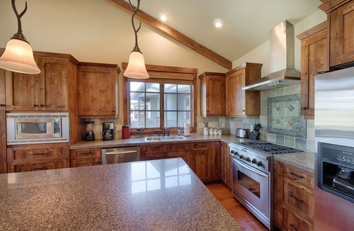 McCall House | Greystone on Payette Lake - Air Conditioning - 1 Block from Marina - Propane Fireplace