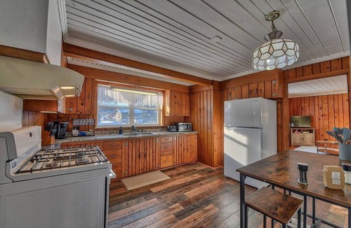 Newberry House | Griffin's Sleek Pine Hideaway