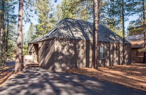 Sunriver House | GRIZ02 - Little Feet & Four-Legged Friends Run Free in the Enclosed Deck