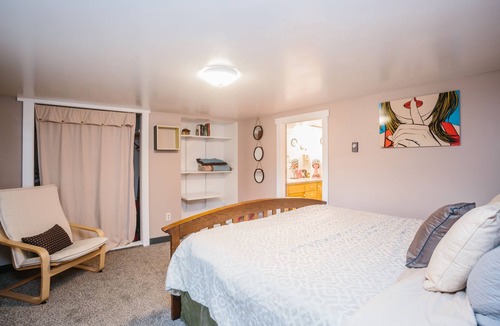 Genesee House | Groovy 1 bedroom duplex unit centrally located