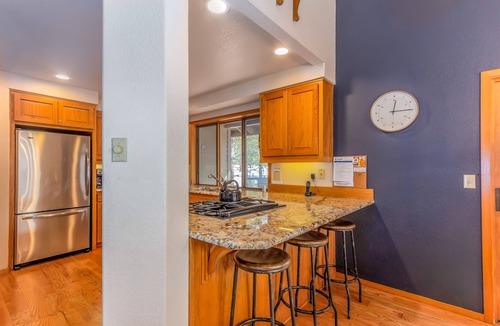 Sunriver House | GROU07 - Spacious Home, 2 Suites, Close to Fort Rock Park, A/C, Hot Tub