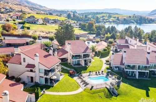 Chelan Condo | Ground Floor 1-bedroom condo at Lake Chelan Shores, patio with BBQ,