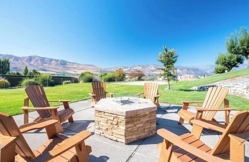 Chelan Condo | Ground Floor 1-bedroom condo at Lake Chelan Shores, patio with BBQ,