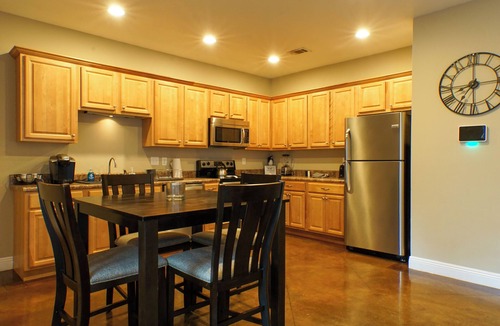 Kreole Apartment | Ground Floor · 3BR Sleeps 8 · Near Ingalls/Chevron