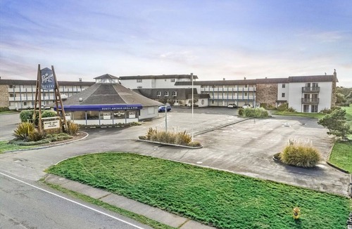 Ocean Shores Apartment | Ground Floor Studio - Two Queen Beds - Pool Access