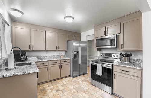 Castle Rock House | Group Friendly Castle Rock Retreat | Sleeps 13 | Games, BBQ & Patio