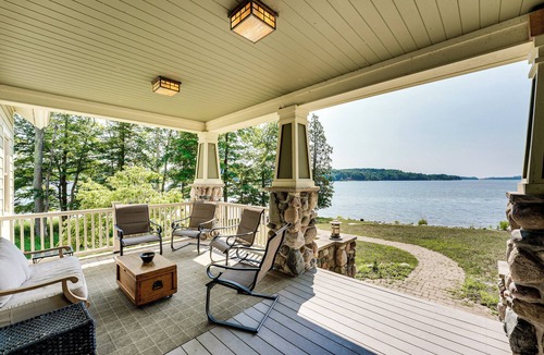 Free Soil House | Group Getaway on Hamlin Lake: Fire Pit & Dock!