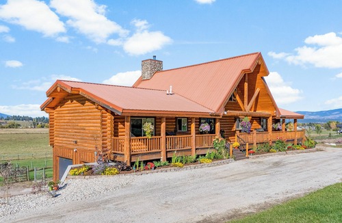 Victor Cottage | Group Retreat in the Bitterroot Valley w/Hot Tub