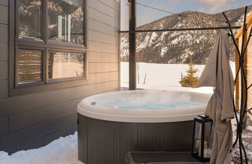 Big Sky Cabin | Group Stay Mini Compound by Aspects with Hot Tub