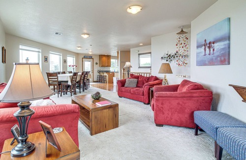 Gold Beach House | Groups Welcome! Ocean-View Escape in Gold Beach
