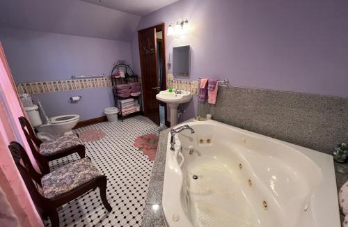 St. Ansgar Villa | Gwen's Place - Private 2nd Floor