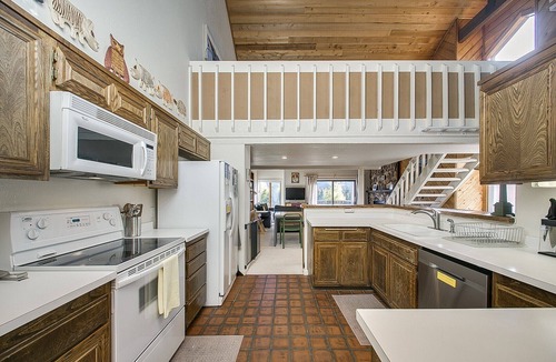 Elkhorn Village Condo | #HabitueHomes - Teleidoscope Retreat - Hot Tub! Pool!