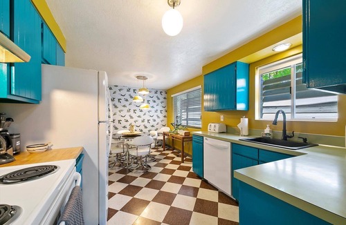 East End House | #HabitueHomes - The East End Retreat – King Bed, EV Charger, Natural Spring Pool!