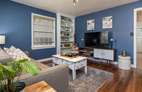 Veterans Park House | #HabitueHomes - West End Getaway