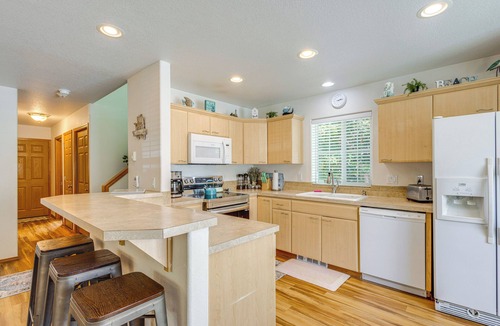 Rockaway Beach Cottage | Half Mi to Beach: Rockaway Beach Home w/Grill!