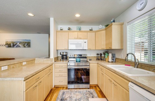 Rockaway Beach Cottage | Half Mi to Beach: Rockaway Beach Home w/Grill!