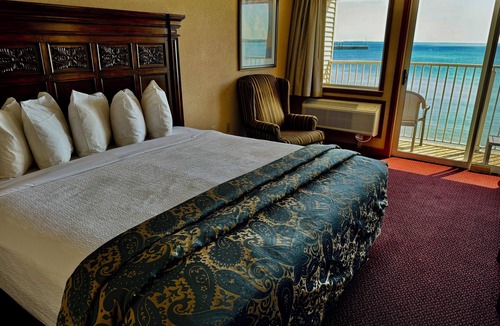 Mackinaw City Hotel | Hamilton Inn Select Beachfront Mackinaw City