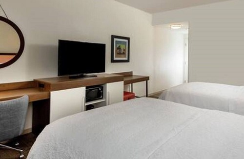 Baltimore Hotel | Hampton Inn Baltimore Bayview Campus