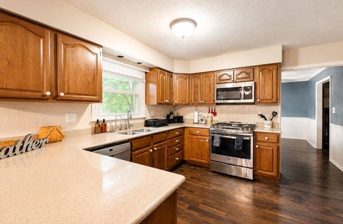 Muncie House | Harmony Hideaway, 5 min to BSU, Summer Pool, Games