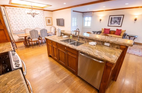 Elkhorn Cottage | Harriman Cottage w/Fireplace, Private Patio & Steps from Village Shops & Trails