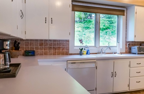 Harrison Cabin | Harrison Hideaway, near CDA Walk to Trails & Lake!