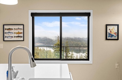 Hayden Lake House | Hayden Escape – Lake Views, Chef’s Kitchen, Outdoor Dining, and Hiking Nearby!
