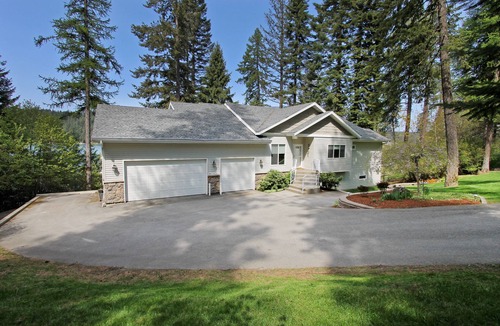 Hayden House | Hayden Lake Sunlit & Spacious Reunion Home -7 Bedrooms - Sleeps Up To 17!