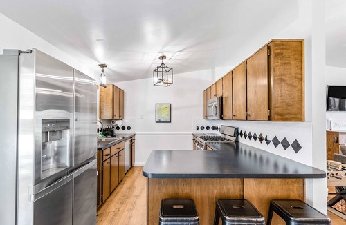 Clarksville House | Hayden Lake Views | 2BR Deck Retreat Sleeps 7