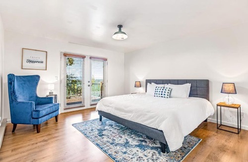 Clarksville House | Hayden Lake Views 2BR Deck Retreat Sleeps 7