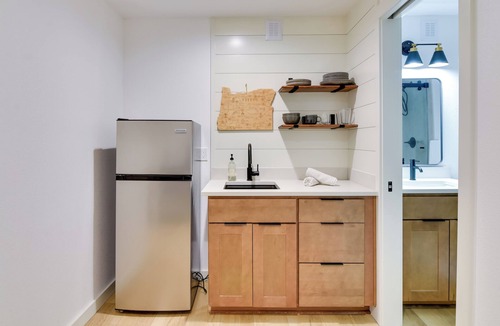 West Haven-Sylvan Apartment | Healthcare Workers' Home Base! Portland Apt