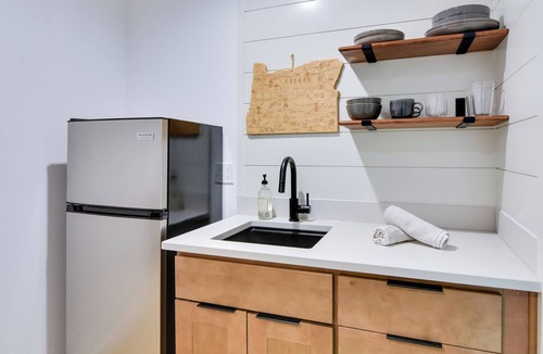 West Haven-Sylvan Apartment | Healthcare Workers' Home Base! Portland Apt