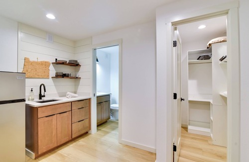 West Haven-Sylvan Apartment | Healthcare Workers' Home Base! Portland Apt