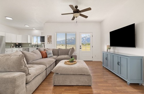 Donnelly House | *Heart of Donnelly*Hot Tub*Backyard*3 King Beds*Parking